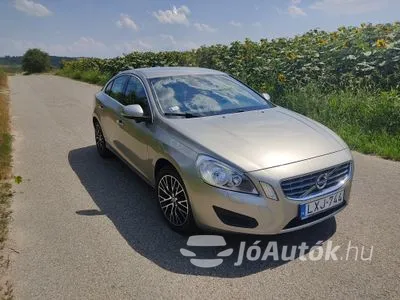 Eladó használt Volvo S60 - 1.6 [T3] Momentum, 4 ajtó, 6 fokozatú manuális / kézi váltó