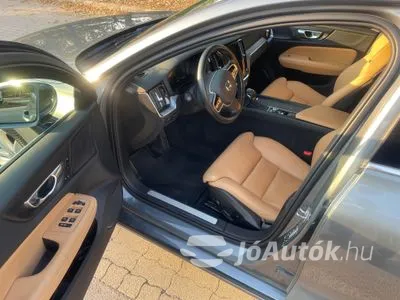 Eladó használt Volvo V60 - 2.0 D [D4] Momentum Pro Geartronic, 5 ajtó, 8 fokozatú tiptronik váltó